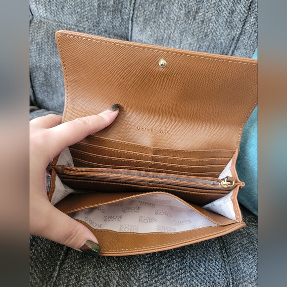 Michael Kors Fulton Leather Wallet - Picture 5 of 13